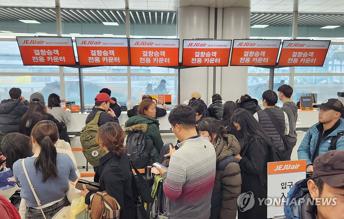 100ｍ 넘는 제주공항 대기줄…"어제도 오늘도 기약없다"