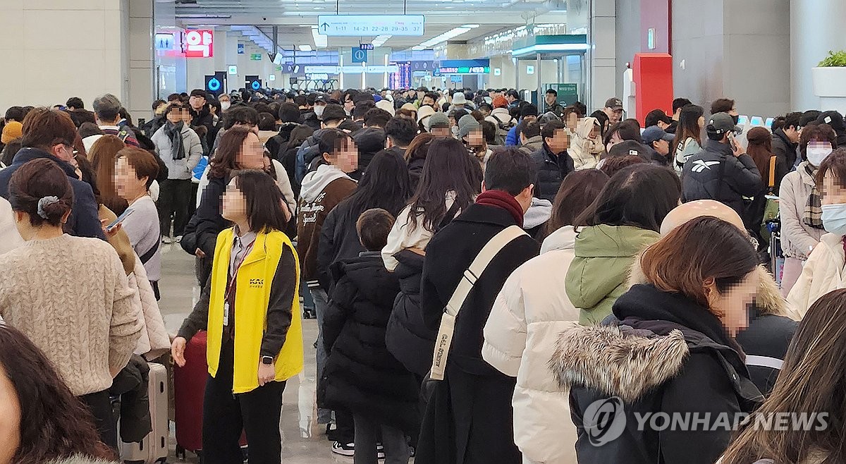 100ｍ 넘는 제주공항 대기줄…"어제도 오늘도 기약없다"