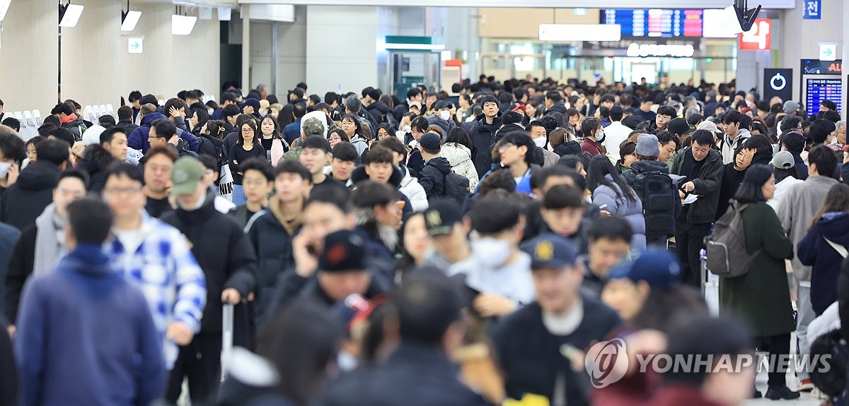 '폭설로 마비' 제주공항 항공기 운항 차츰 정상화(종합)