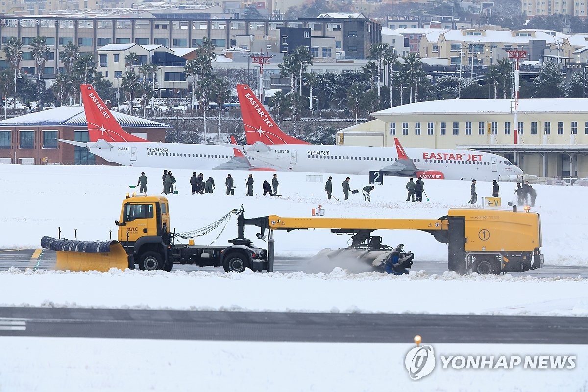 '폭설로 마비' 제주공항 항공기 운항 차츰 정상화(종합)