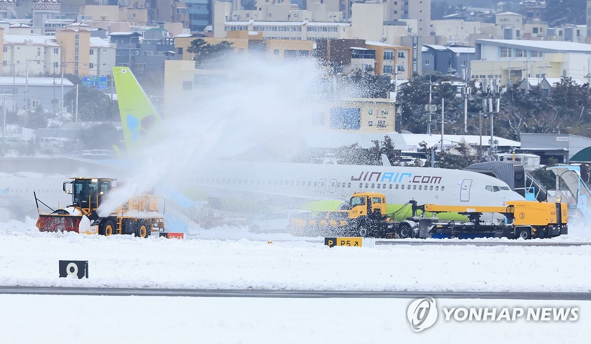 '폭설로 마비' 제주공항 항공기 운항 차츰 정상화(종합)