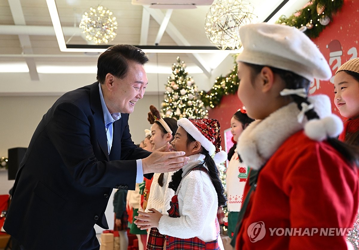 尹대통령 "모두 행복하고 복된 성탄의 기쁨 누리길 소망"