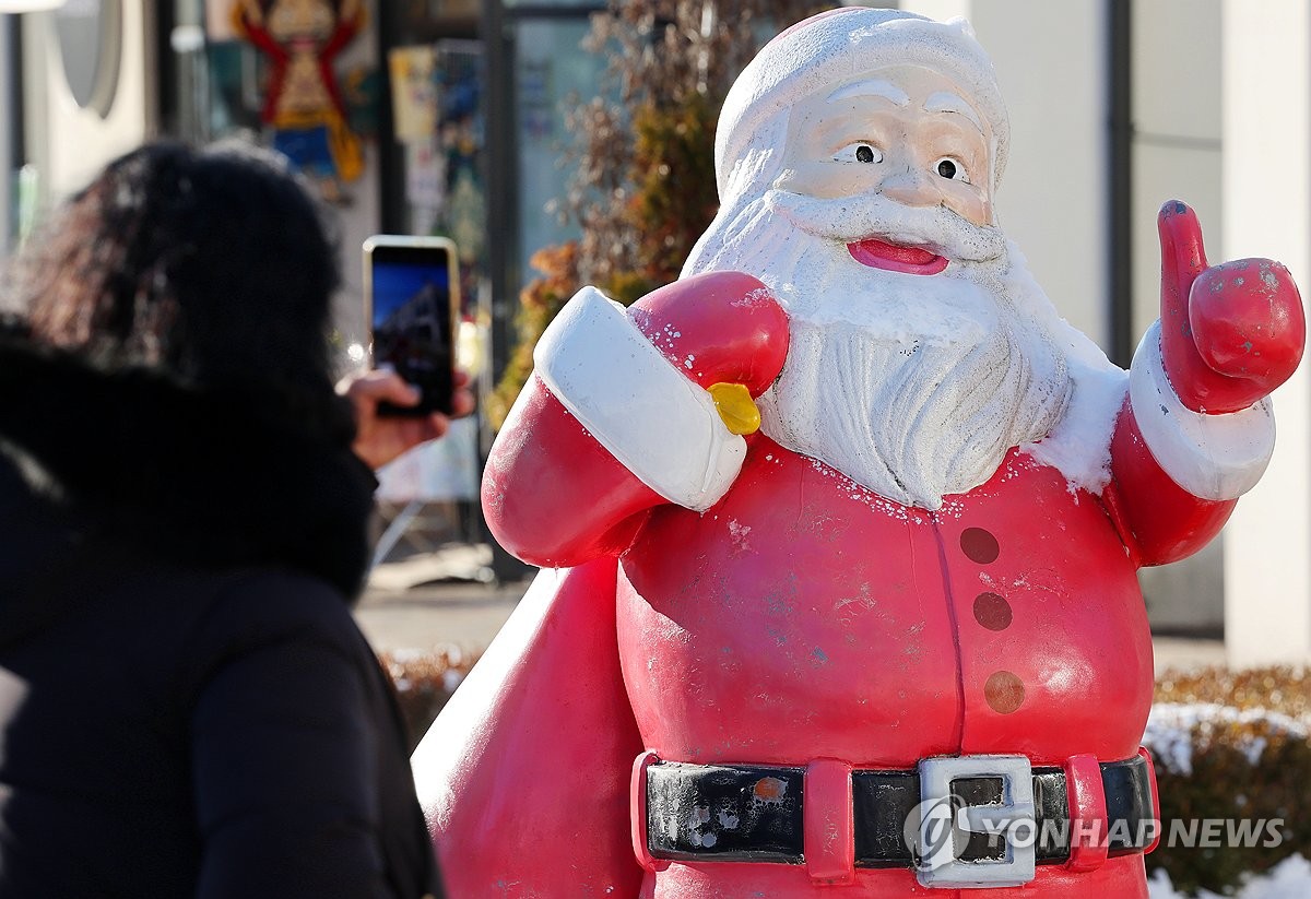 부산 24년 만의 눈 내리는 크리스마스이브…적설량 1.2㎝