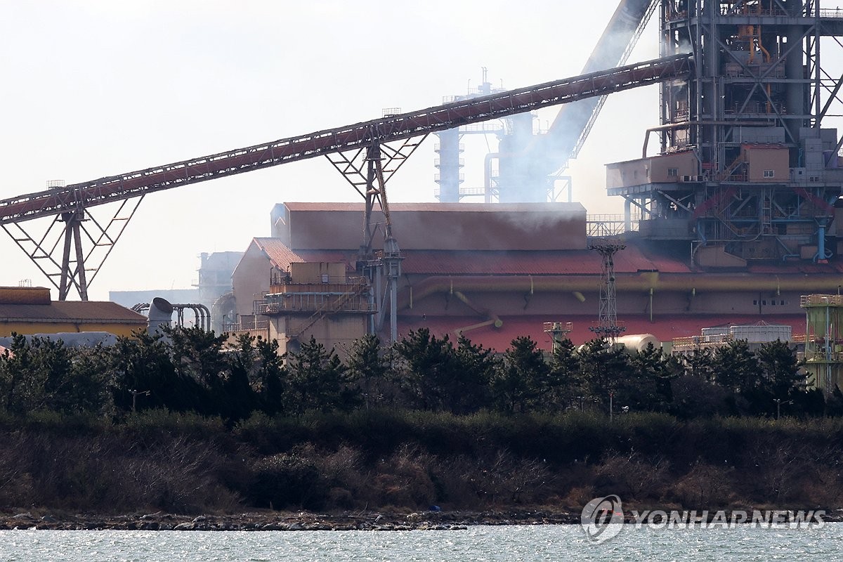 "검은 연기 퍼져 큰불 난 줄"…포항제철소 화재에 시민 불안(종합)