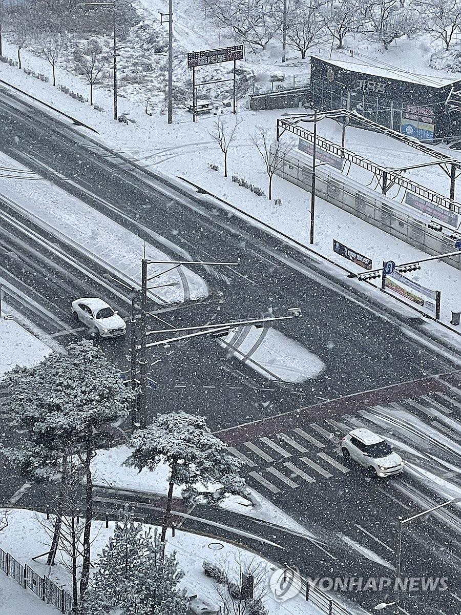 화이트 크리스마스이브 곳곳서 만끽…폭설에 빙판길·낙상사고도