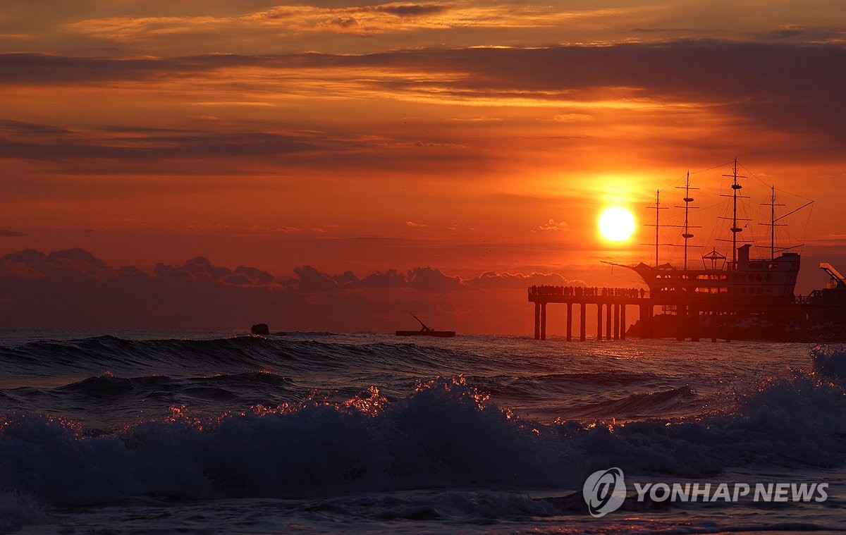 "뭐든지 할 수 있다는 자신감 얻어" 일출 명소 정동진 북적