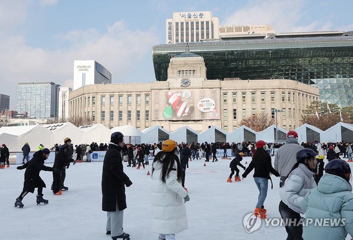 서울광장 스케이트장, 대기질 악화로 28일 밤까지 운영 중단