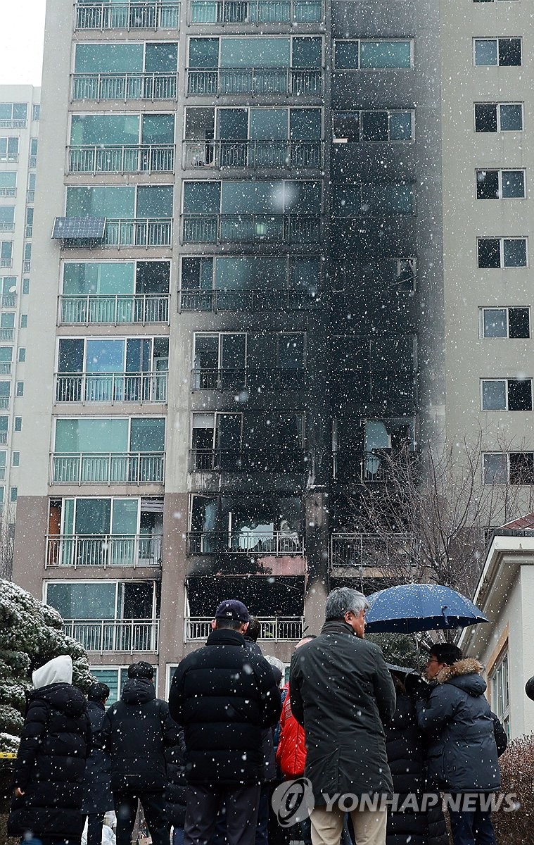 성탄절 비극…화재 피해 자녀 안고 뛰어내린 30대 아빠 하늘로(종합)