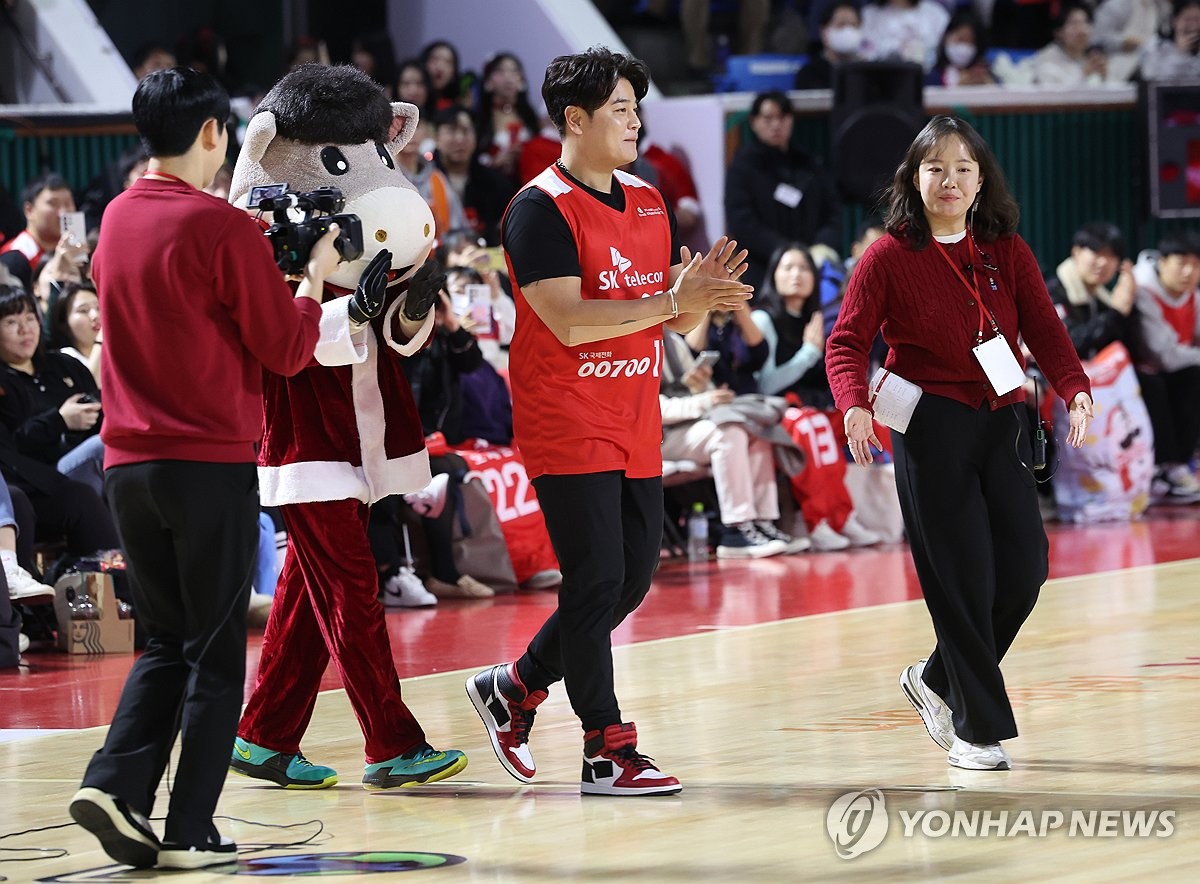 프로농구 시구 추신수 "화이트 크리스마스…부상 없는 경기를"