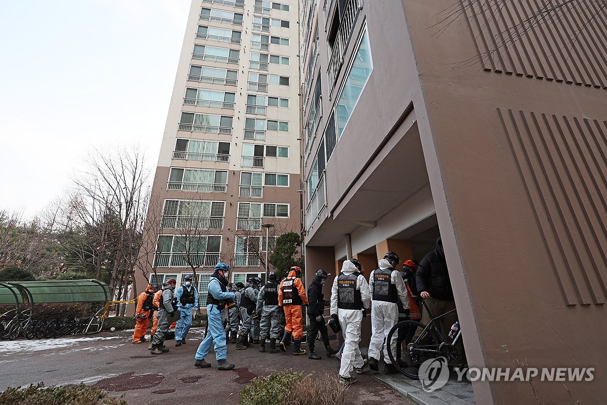 경찰 "도봉구 아파트 화재 발화지점서 담배꽁초·라이터 발견"