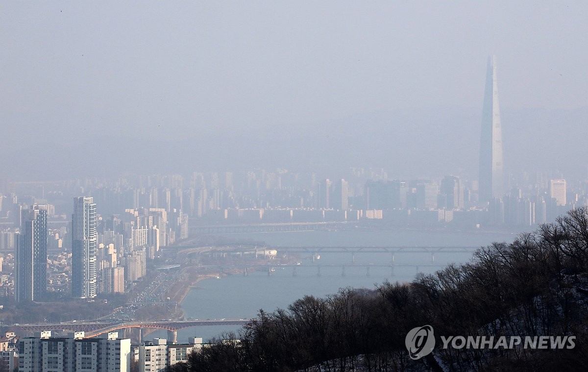 오른 낮 기온에 녹았다가 다시 어는 눈…빙판길 주의