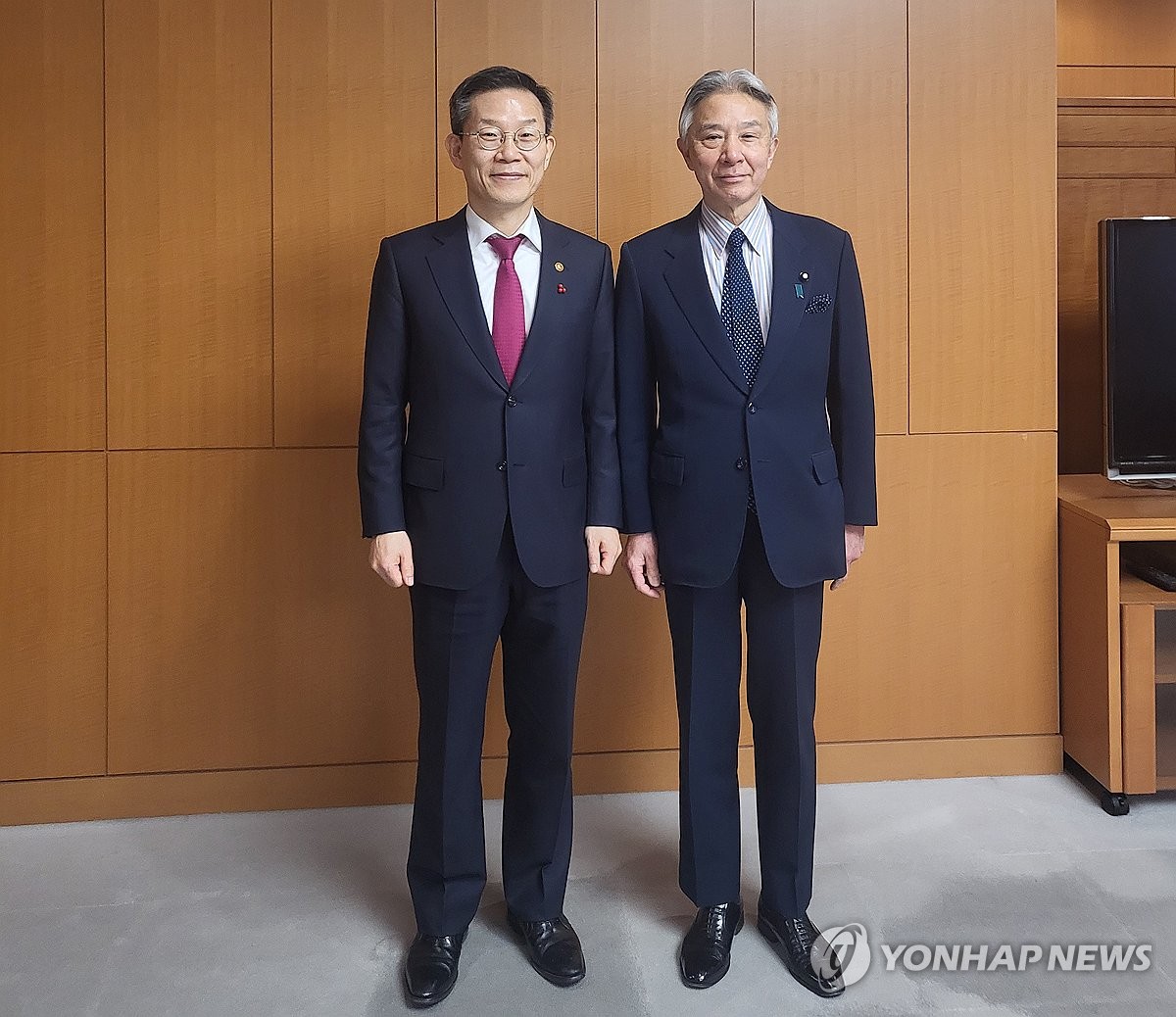 이종호 장관, 日 방문…"과기·ICT 협력 채널 재건 논의"