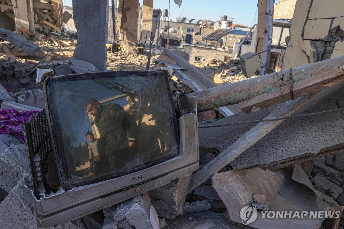 "갈 곳도 먹을 것도 없다"…가자지구 피란민의 비참한 세밑