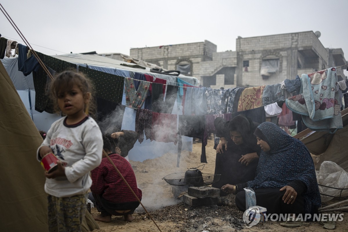 "갈 곳도 먹을 것도 없다"…가자지구 피란민의 비참한 세밑