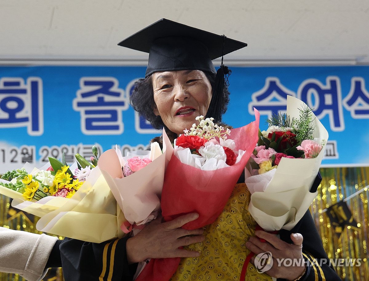 '배움의 한, 이제는 안녕' 주름진 손으로 받은 초등학교 졸업장