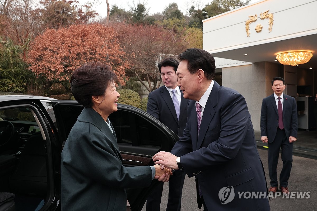 尹대통령, 박근혜 전 대통령과 관저 오찬…석달 연속 회동(종합)