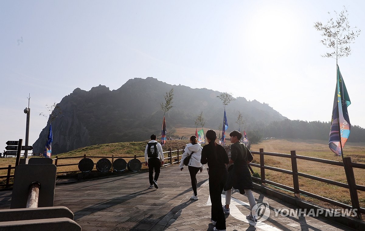 계묘년 마지막 주말 전국 관광지 북적…동해안 해맞이객 넘실