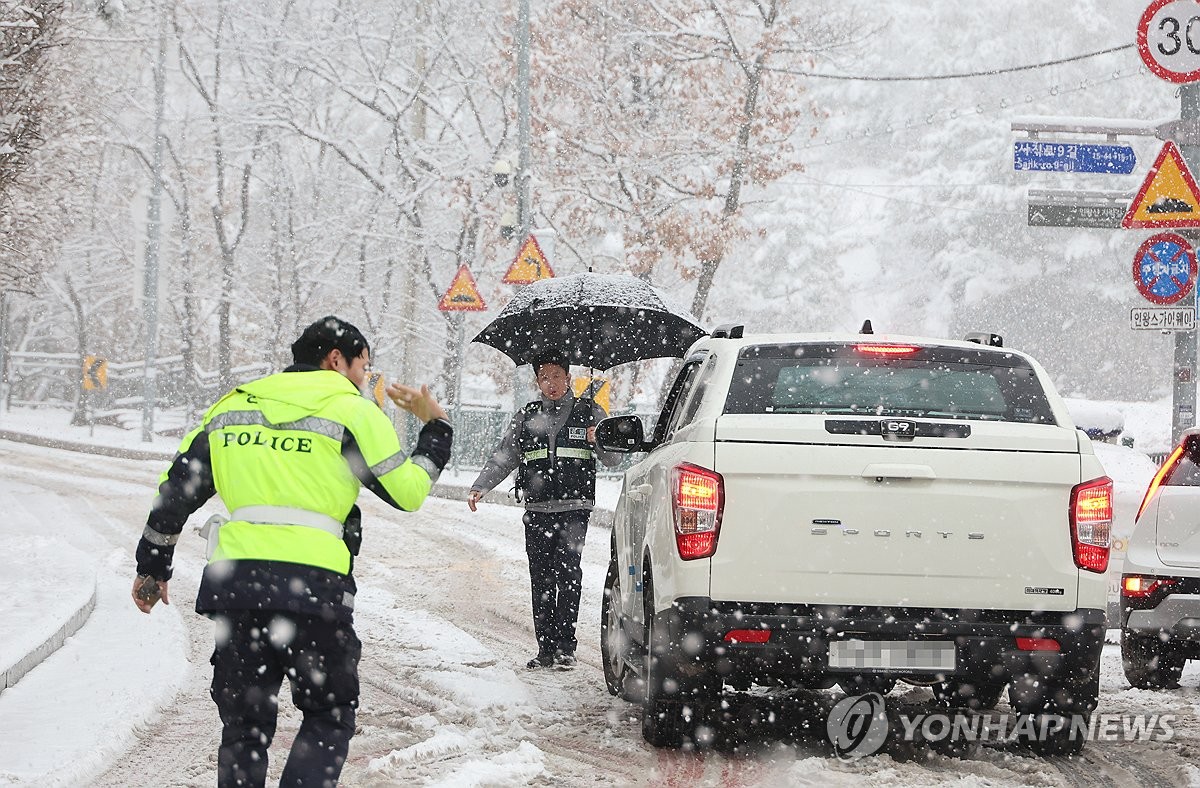 서울에 12월 기준 42년만에 많은 눈…도로 곳곳 추돌사고·정체(종합)
