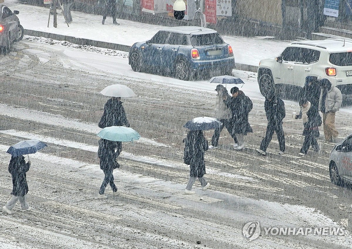 강원 대체로 흐리고 눈…평창 면온 12.7㎝ 눈 쌓여