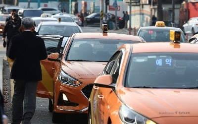 [단독] 택시도 '先운행 後자격'…기사 5천명 늘린다