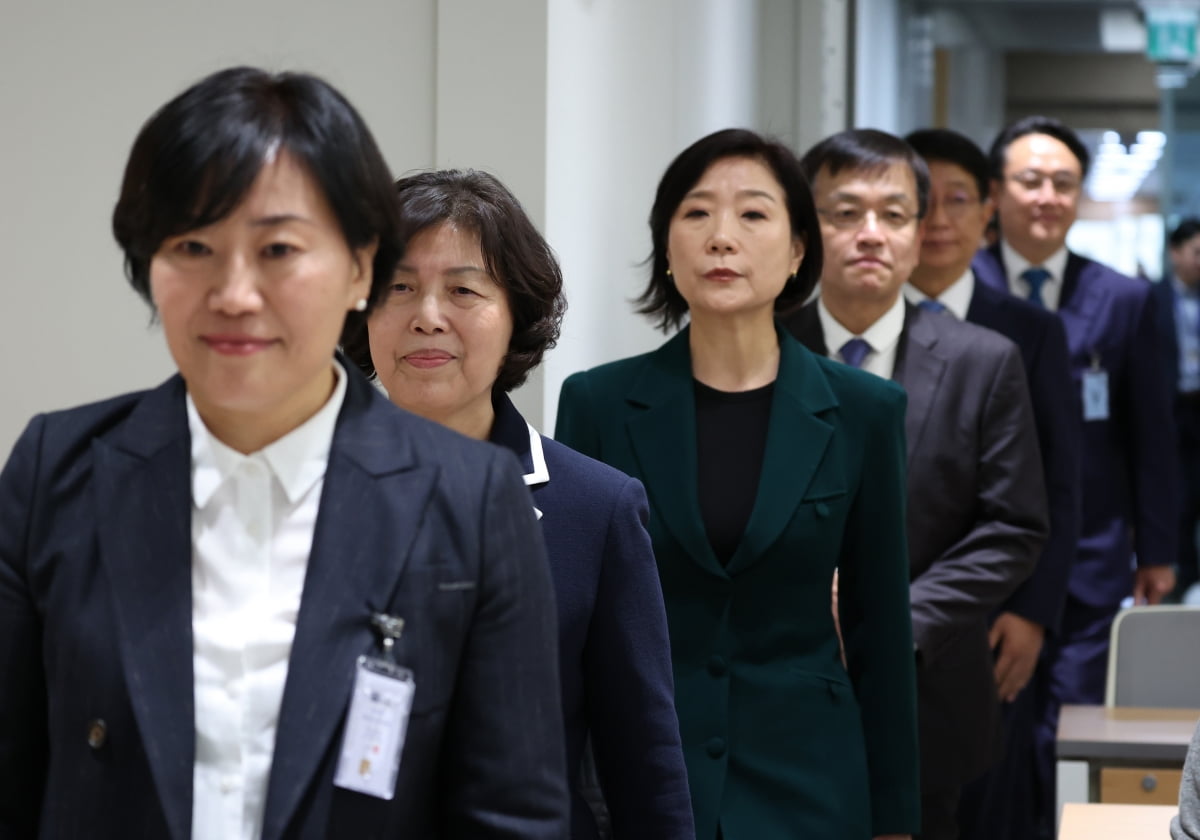  농림축산식품부 송미령(왼쪽부터), 국가보훈부 강정애, 중소벤처기업부 오영주, 기획재정부 최상목, 국토교통부 박상우, 해양수산부 강도형 장관 후보자가 4일 서울 용산 대통령실 청사에서 열린 인사 발표에 입장하고 있다. / 사진=연합뉴스