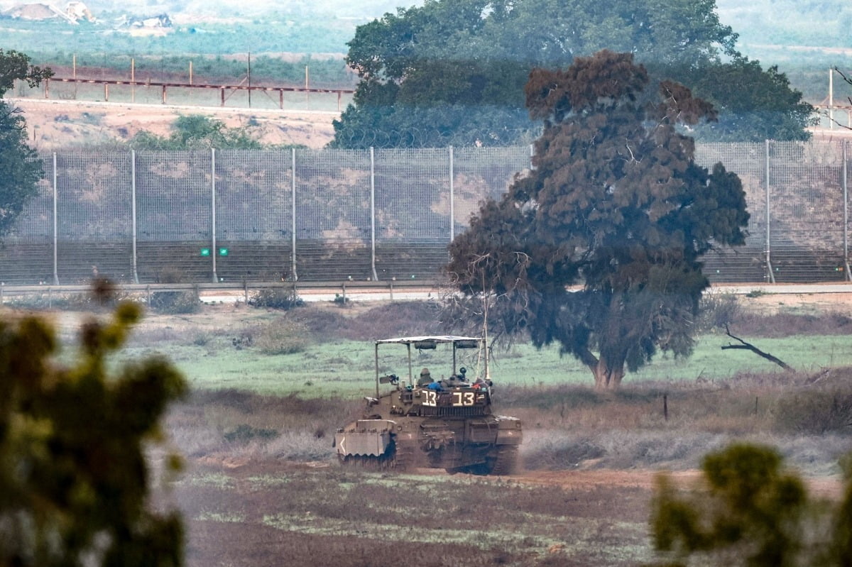 이스라엘 탱크가 가자지구 남부 접경을 향해 진격하고 있다. 사진=연합뉴스