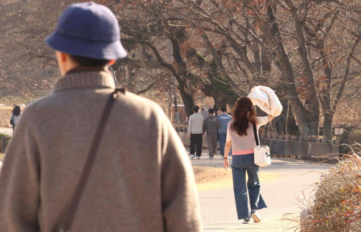 8일 오후 경북 경주시 첨성대 일대에서 시민들이 따뜻한 날씨를 즐기며 산책하고 있다. / 사진=연합뉴스