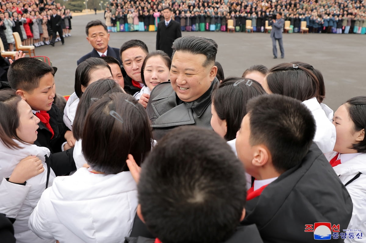 김정은 북한 국무위원장이 지난 8일 제5차 전국 어머니대회 참석자들과 기념사진을 촬영했다고 조선중앙통신이 9일 보도했다. / 사진=연합뉴스
