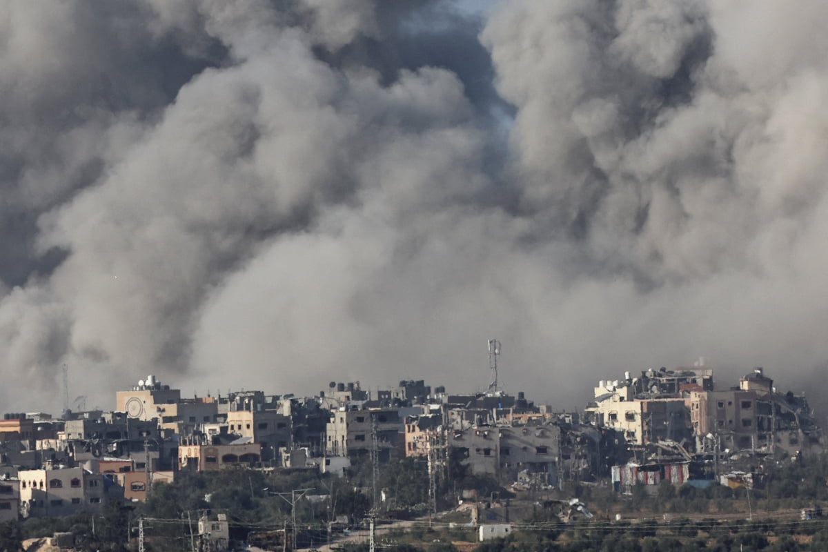9일(현지시간) 가자지구에서 연기가 피어오르고 있다./사진=REUTERS