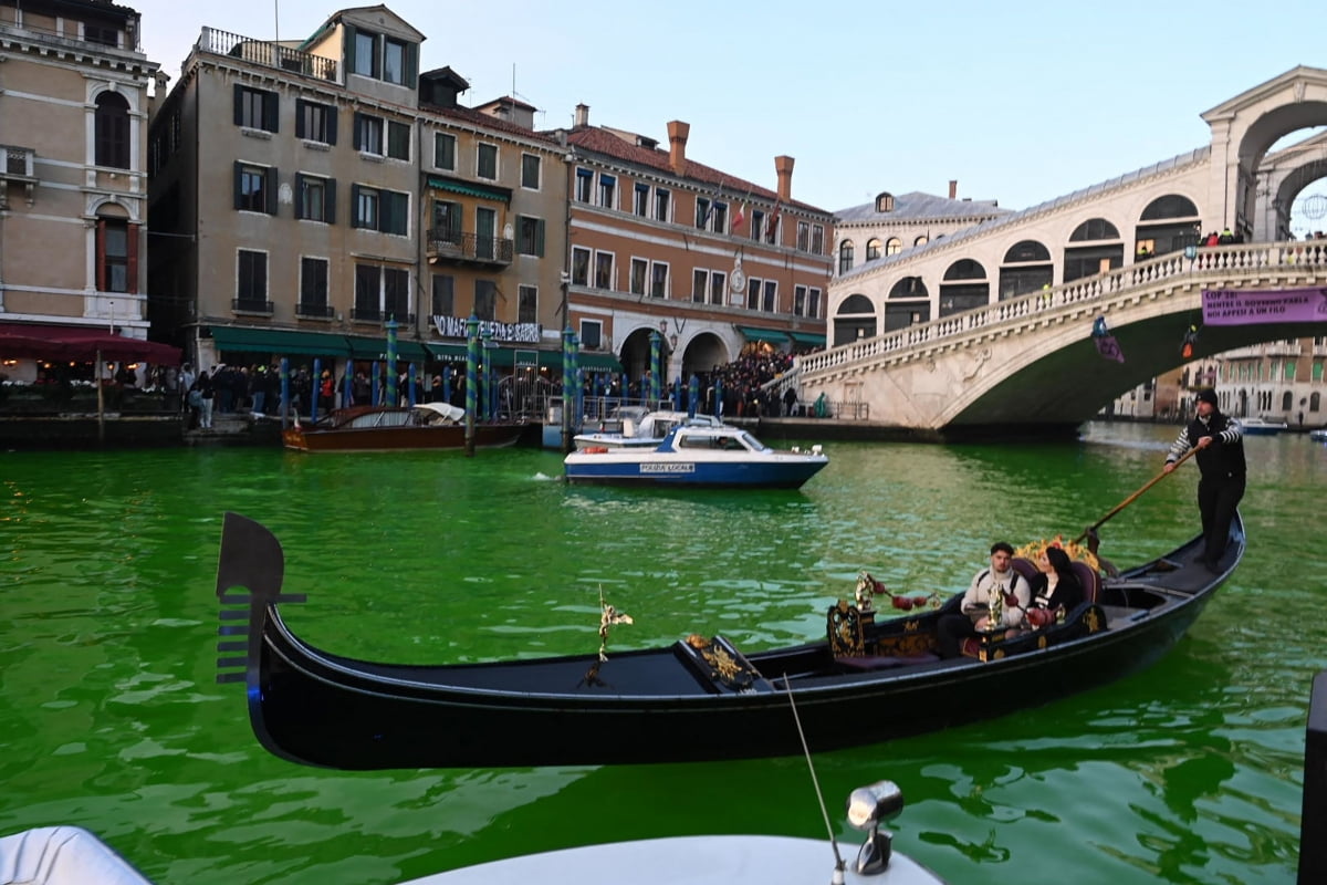 이탈리아 베네치아 운하의 물이 기후변화 시위로 녹색으로 변했다. / 사진=AFP