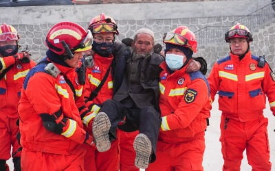 中 간쑤성, 규모 6.2 지진으로 100명 넘게 사망…신장서도 5.5 지진 발생
