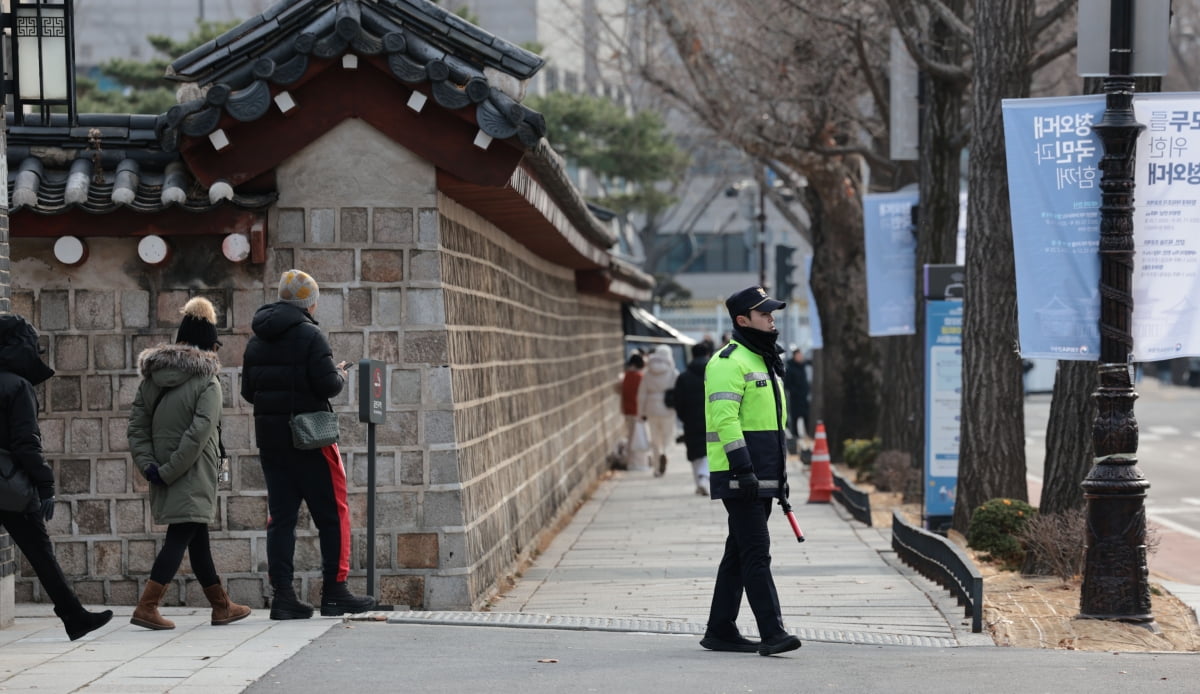 지난 19일 오후 서울 종로구 경복궁 고궁박물관 방향과 영추문 인근에서 경찰이 경계근무를 서고 있다. 사진=연합뉴스