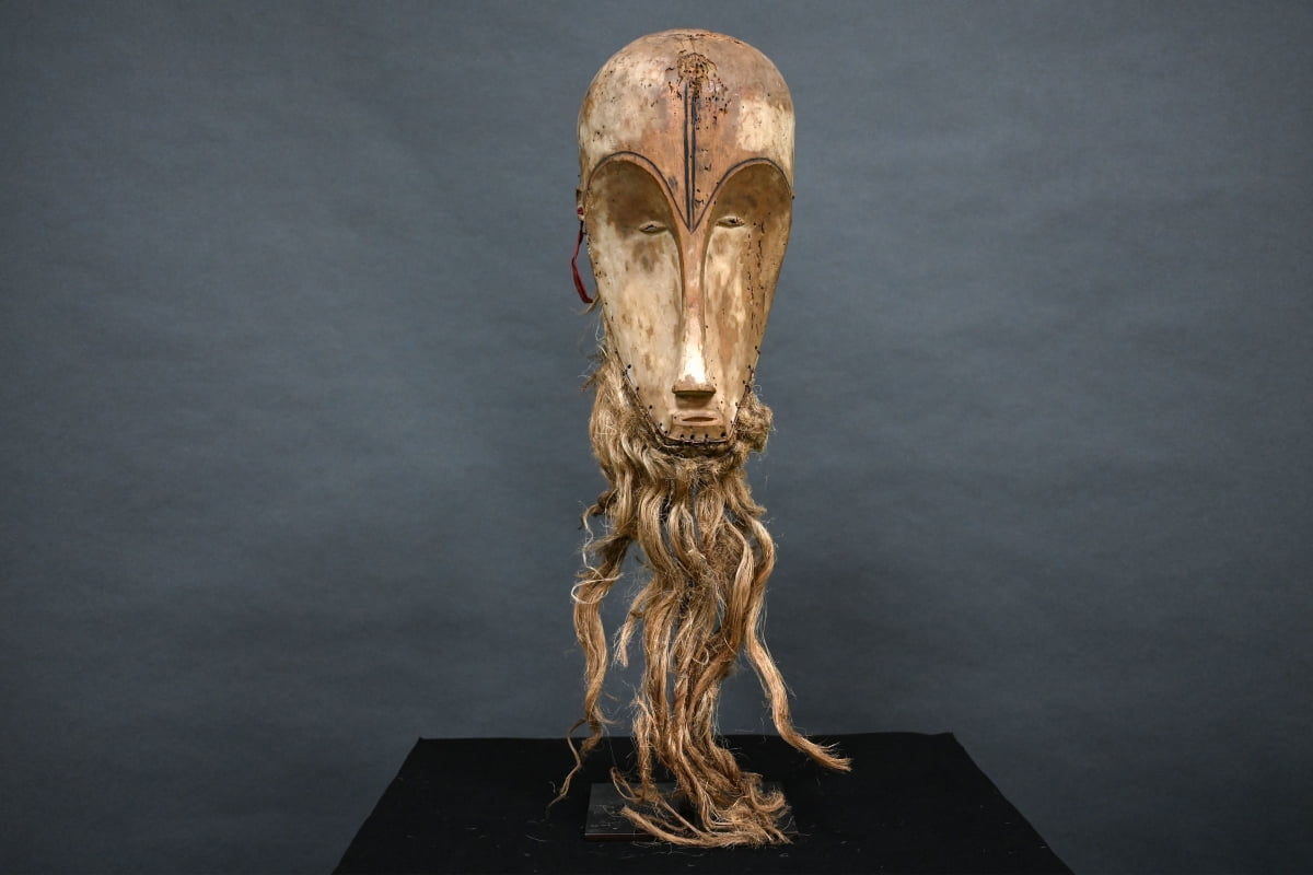 아프리카 가봉의 팡족이 만든 희귀한 '은길 가면'(Ngil Mask). 지난해 3월 한 경매장에서 420만 유로(약 60억원)에 낙찰됐다./사진=AFP