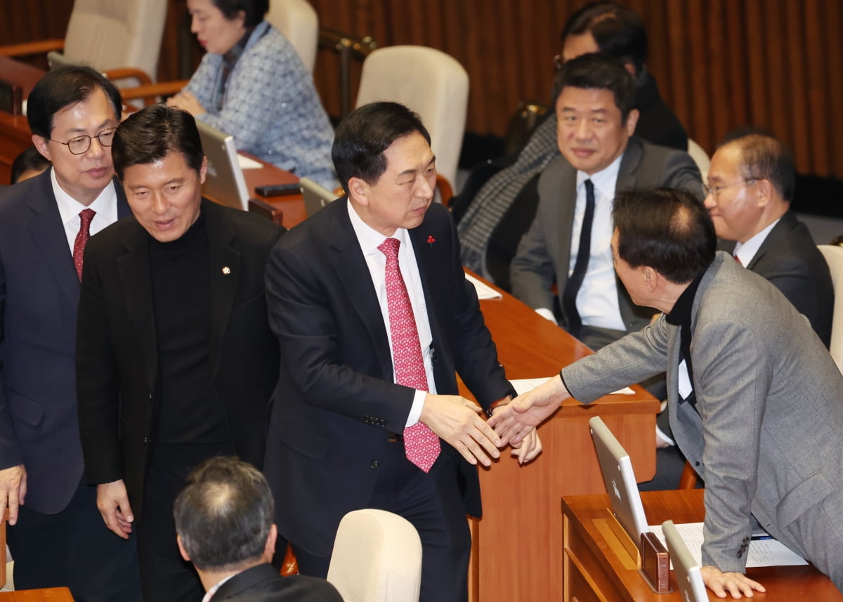국민의힘 김기현 전 대표가 21일 국회에서 열린 본회의에서 동료 의원들과 인사하고 있다. / 사진=연합뉴스