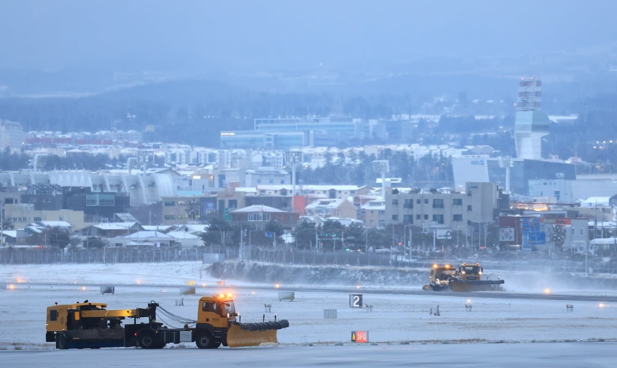 북극발 한파가 몰아친 지난 21일 제주국제공항 활주로에서 한국공항공사 제설차량이 눈을 치우고 있다. 사진=연합뉴스