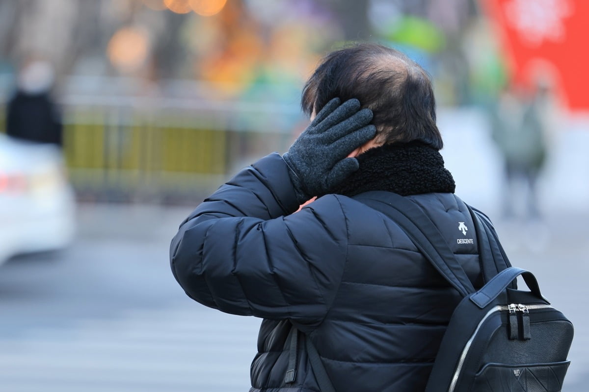 전국 대부분 지역에 온라인 카지노 합법 사이트특보가 발효된 22일 오전 서울 광화문네거리에서 신호를 기다리는 시민이 손으로 귀를 덮고 있다. 사진=연합뉴스