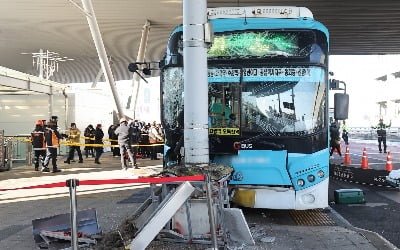 [속보] 수원역 환승센터서 버스 사고…"1명 사망·11명 부상"