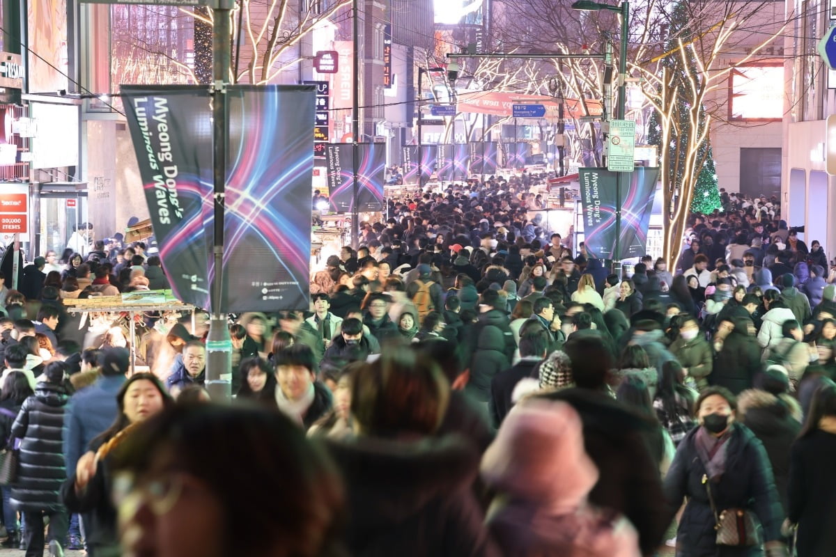 크리스마스 이브인 24일 저녁 서울 명동 거리가 인파로 붐비고 있다.  사진=연합뉴스