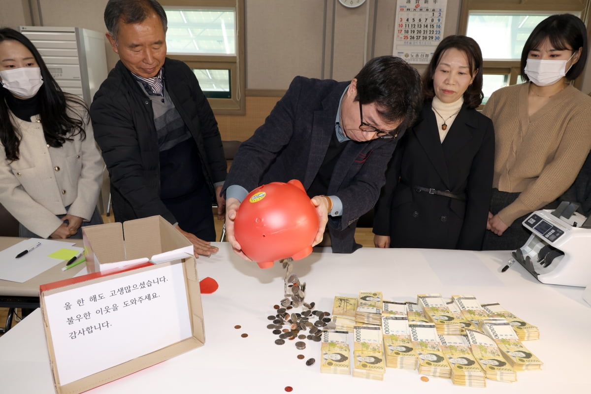 전주 '얼굴 없는 천사'가 두고 간 성금 /사진=연합뉴스