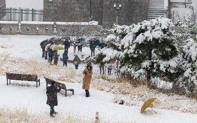 서울 1981년 이후 12월 최대 적설…2023년 마지막날도 눈·비