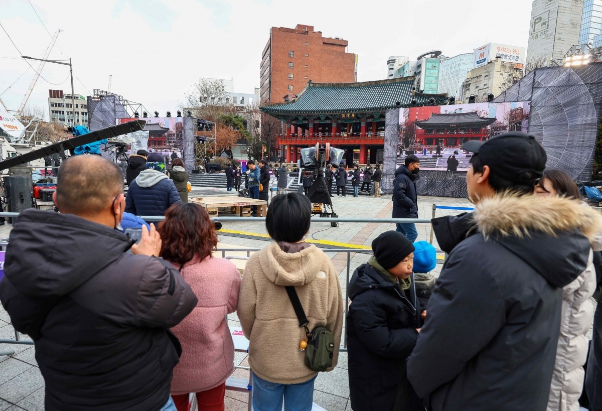  31일 오후 서울 종로구 보신각에서 관계자들이  제야의 종 타종행사를 준비하고 있다.  사진=연합뉴스