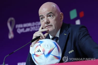 인판티노 FIFA 회장 "여자 축구 방송 좀 더 해줘"