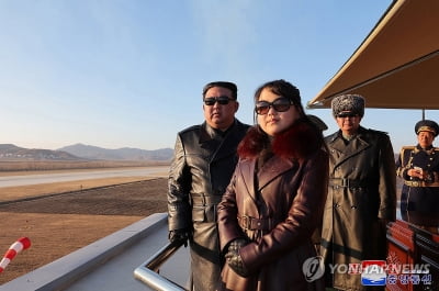 김정은 앞에 서서 곡예비행 참관한 주애…가죽코트에 선글라스 '맞춤'