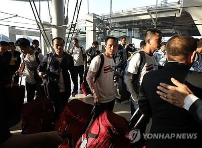[이·팔 전맹] '하마스 석방' 태국인 17명, 방콕 귀환…9명 여전히 억류