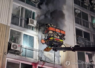 전북 익산 아파트서 밤사이 불…주민 22명 연기 흡입(종합)