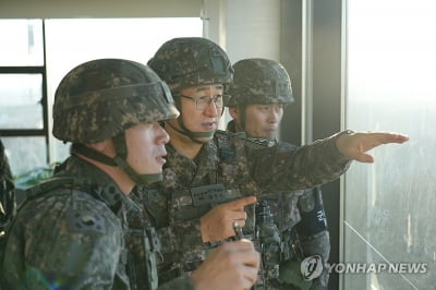 육군총장 "인권 보장하며 군 복무토록 노력"…신병수료식 주관