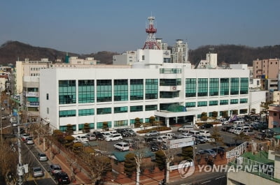 한밤 시외버스 훔쳐 도심 질주 30대 중앙분리대 들이받고 붙잡혀