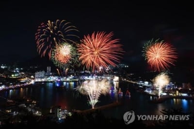 '올해 마지막 밤을 화려하게'…거제 장승포항서 송년 불꽃축제