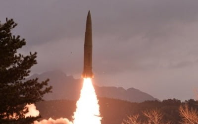 [속보] 합참 "북한 발사 미사일, 장거리 탄도미사일 추정"