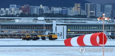 제주공항 제설작업으로 1시간30분간 활주로 운영 중단